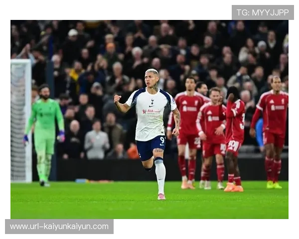热刺中场西蒙斯踩踏范迪克染红，半场十人应战利物浦暂0-0