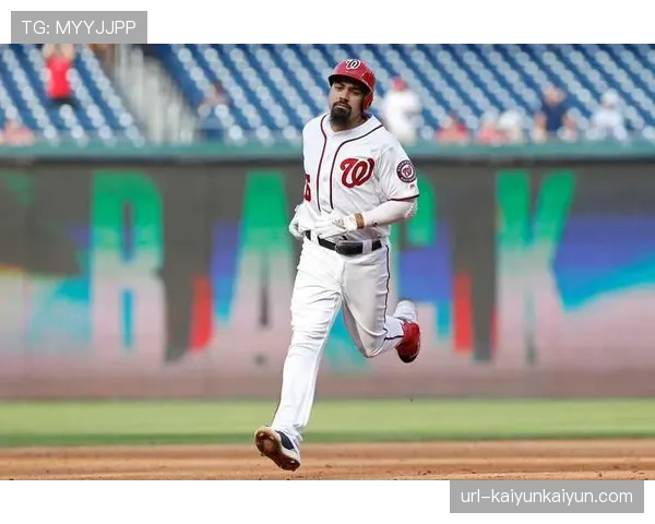 特写：光芒队外野手在全垒打墙前接杀后，与场外小球迷击掌庆祝